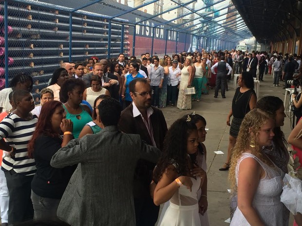 TJ-RJ promove casamento coletivo de 160 casais homoafetivos no galpão do Armazém Utopia, na Zona Portuária do Rio (Foto: Daniel Silveira/G1)