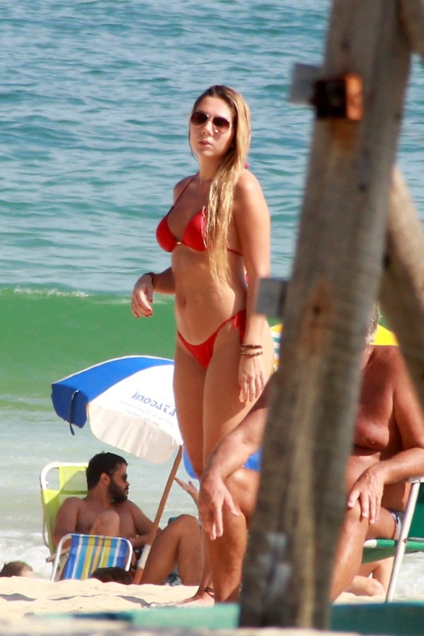 Carol Portaluppi na praia de Ipanema no Rio de Janeiro (Foto: AgNews)