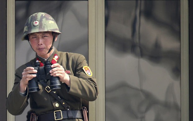 Soldado sul-coreano monta guarda nesta quinta-feira (4) próximo à fronteira com a Coreia do Norte (Foto: AFP)
