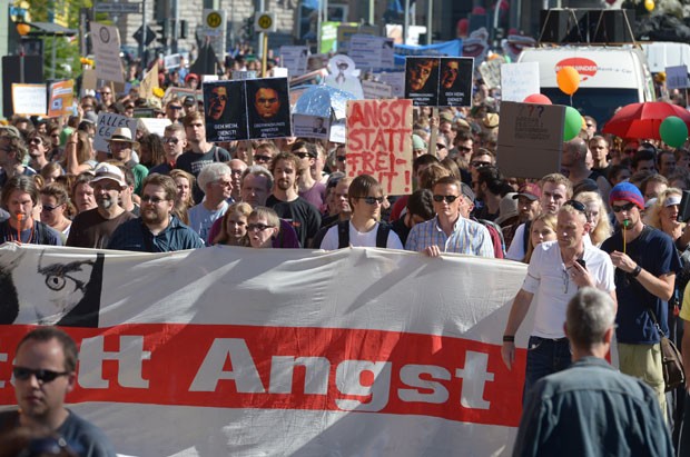 Milhares de pessoas protestaram em Berlim contra a vigilânca on-line dos Estados Unidos (Foto: Rainer Jensen/AFP)