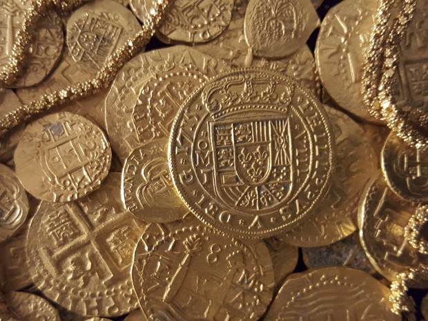 Moedas de outo encontradas em naufrágio de navio espanhol de 1715 em foto não datada, cedida pela companhia que detém os direitos dos artefatos (Foto: Reuters/1715 Fleet - Queens Jewels LLC/Handout)