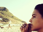 Mariana Rios contempla praia e filosofa