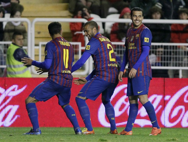 Thiago Alcântara e Daniel Alves dançam em comemoração do Barcelona (Foto: AP)