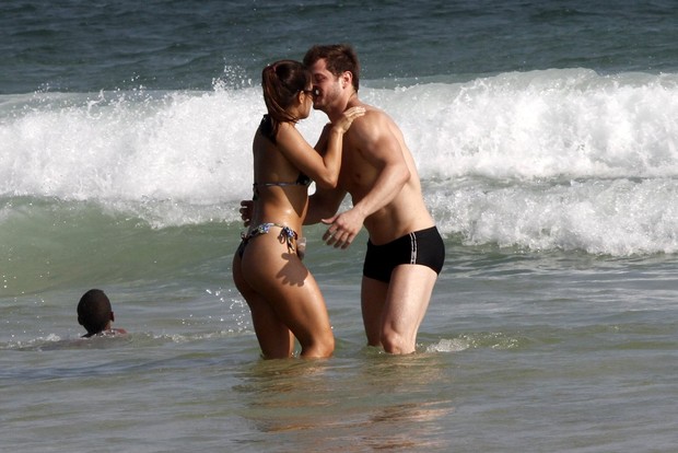 Pérola Faria namora muito na praia da Barra da Tijuca, RJ (Foto: Marcos Ferreira / FotoRioNews)