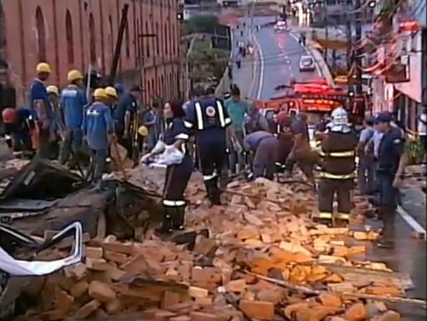 De acordo com as informações iniciais do Corpo de Bombeiros, oito pessoas morreram esmagadas com a queda do muro.  (Foto: Reprodução/TV Tem)