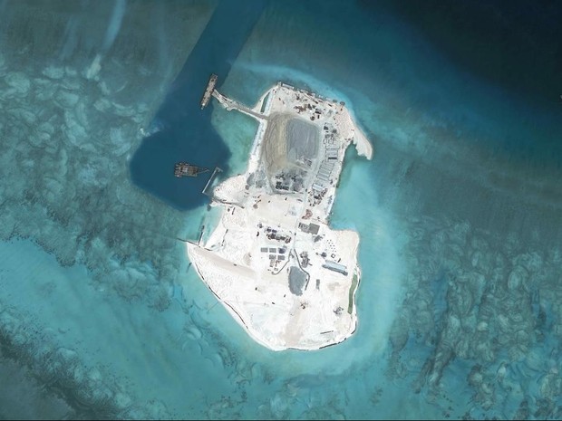 Imagens de satélite mostram as ilhas criadas com a deposição de areia sobre recifes do arquipélago de Spratly (Foto: Reprodução/ CSIS's Asia Maritime Transparency Initiative)