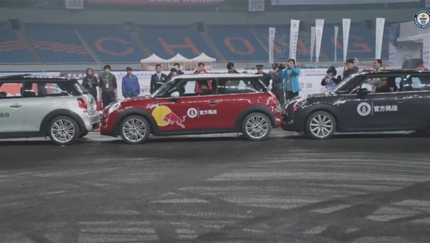 Han Yue estacionou Mini hatch em vaga que era apenas oito centímetros maior do que o próprio carro (Foto: Reprodução/YouTube/Guinness World Records)