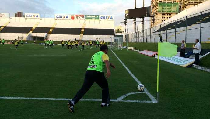 Técnico Zé Teodoro participa de rachão no ABC (Foto: Jocaff Souza/GloboEsporte.com)