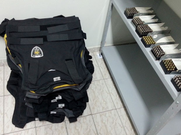 Coletes e munições foram entregues ao delegado responsável pela Dehom (Foto: Divulgação/Sinpol-RN)