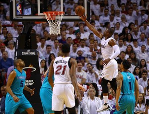 Dwyane Wade faz uma de suas jogadas típicas no confronto com os Hornets (Foto: Getty Images)