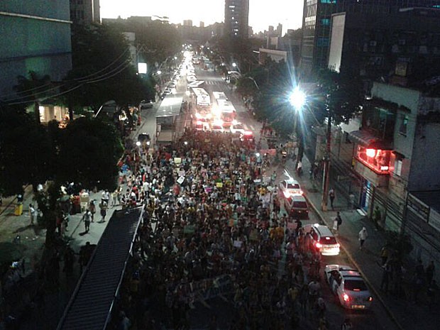 Marcha das Vadias levou participantes do Derby à Praça da Independência, no Recife (Foto: Vitor Tavares / G1)