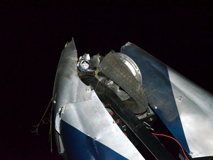 Parte da frente de aeronave ficou destruída após pouso forçado em matagal em Piracicaba (Foto: Fernanda Zanetti/G1)