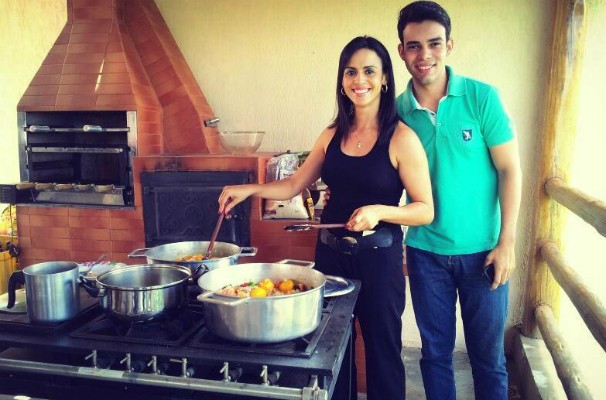 Ana Carolina Ferreira nas dependências da Inter TV Grande Minas preparando o tradicional prato norte-mineiro. (Foto: Arquivo Pessoal)