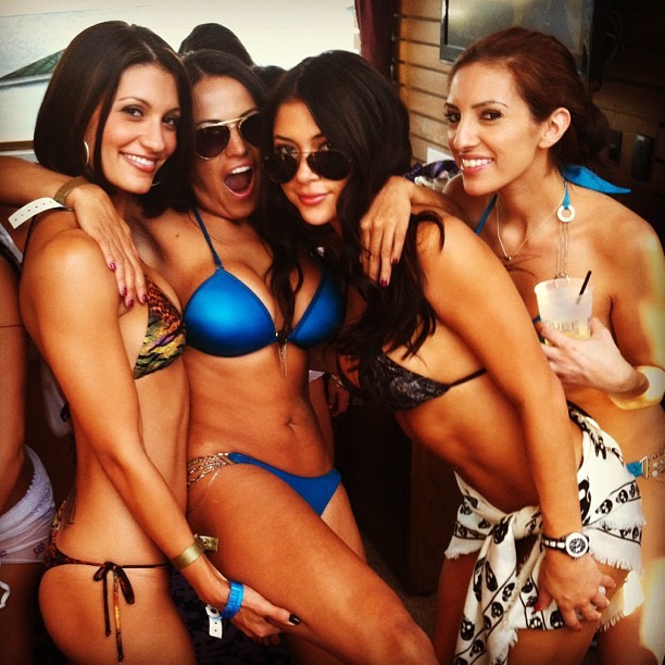 Arianny Celeste posa com amigas na piscina (Foto: Reprodução/Twitter)