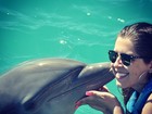 Andressa Ganacin posa com golfinho em Cancun