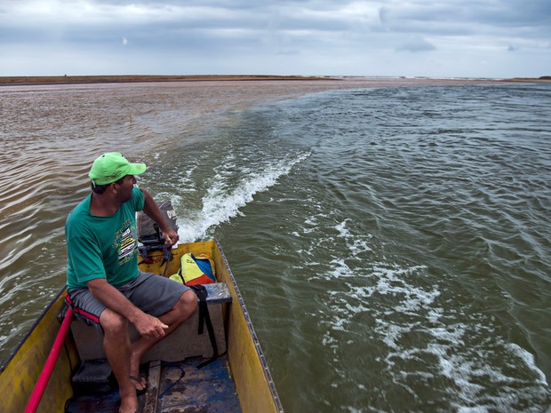 Pescador mostra lama na foz do Rio Doce, em novembro de 2015 (Foto: Leonardo Merçon/ Instituto Últimos Refúgios)