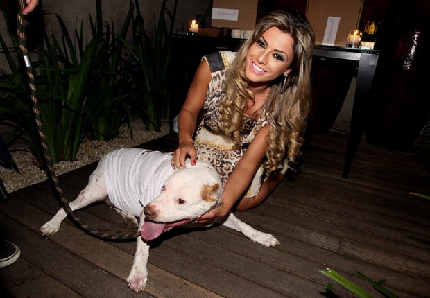 A loira posou ao lado do pitbull (Foto: Manuela Scarpa/Foto Rio News) A loira posou ao lado do pitbull (Foto: Manuela Scarpa/Foto Rio News)