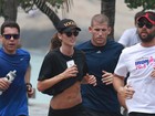 Izabel Goulart mostra corpo sequinho durante treino de corrida na praia