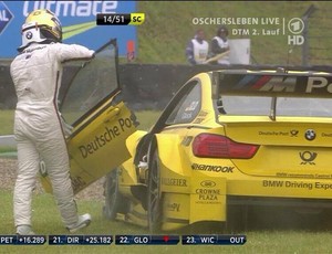 Desconcertado, Timo Glock tenta recolar a porta no BMW (Foto: Reprodução / YouTube)