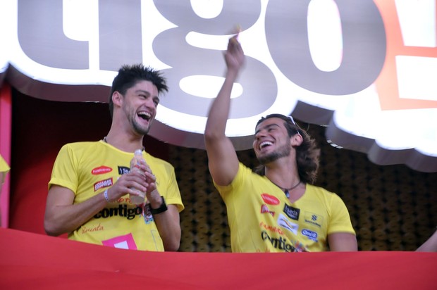 Munhoz e Mariano chegam ao carnaval de Salvador (Foto: Marcelo Machado/Ag Haack)