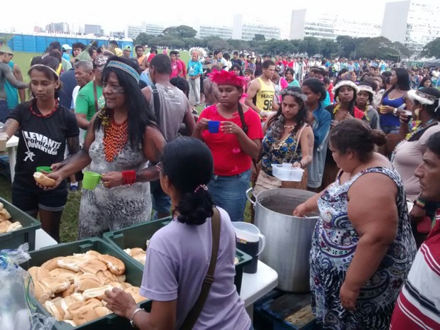 Longas filas formadas por manifestantes para tomar café da manhã no gramado do Congresso Nacional (Foto: Isabella Calzolari/G1)