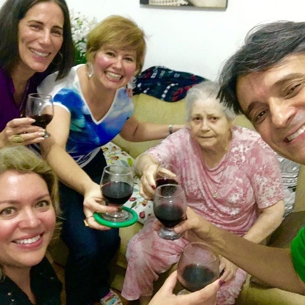 Narjara Turetta com Glória Pires, os amigos Lígia e Romeo e a mãe dela, Antônia (Foto: Reprodução/Instagram)