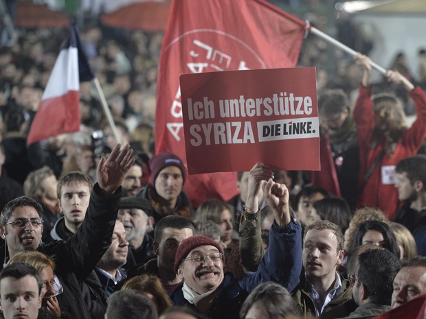 Apoiadores do partido Syriza celebram maioria dos votos em pesquisa de boca de urna (Foto: Louisa Gouliamaki / AFP)