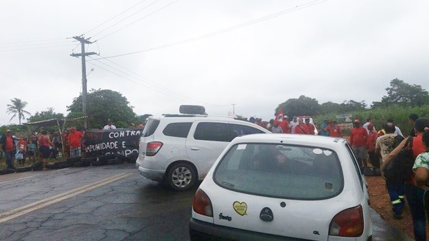 Uma das barreiras foi montada por volta das 8h no KM 162 da BR-406, na entrada da comunidade de Massaranduba, em Ceará-Mirim (Foto: Divulgação/PRF)