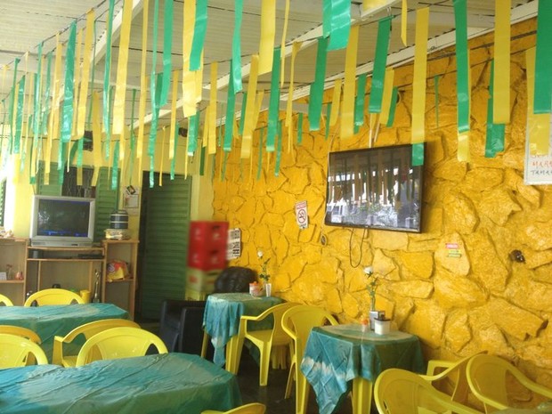 Maria do Paixão deocorou o bar com as cores do Brasil para a Copa do Mundo (Foto: Maria da Paixão / Arquivo Pessoal) Maria do Paixão deocorou o bar com as cores do Brasil para a Copa do Mundo (Foto: Maria da Paixão / Arquivo Pessoal)