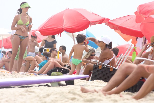 Juliana Paes com o filho na praia (Foto: Derick Abreu / Foto Rio News)