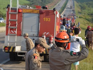 Bombeiros e Samu foram acionados para resgatar feridos nos acidentes na BR-101, na Paraíba (Foto: Walter Paparazzo/G1)