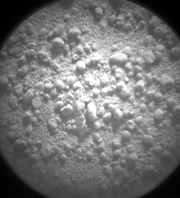 Imagem feita com instrumento do Curiosity mostra objeto brilhante recolhido pelo robô (Foto: Divulgação/NASA/JPL-Caltech/LANL)