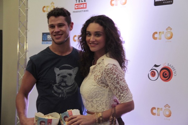 José Loreto e Débora Nascimento em cinema do Rio (Foto: Isac Luz/EGO)