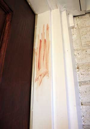 Sangue ao lado da porta da casa em Richland Hills, Texas (Foto: AP)