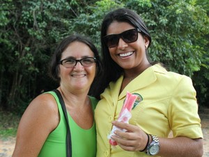 Areta Melo e a Tia da Trufa na Ufam (Foto: Girlene Medeiros /G1 AM)