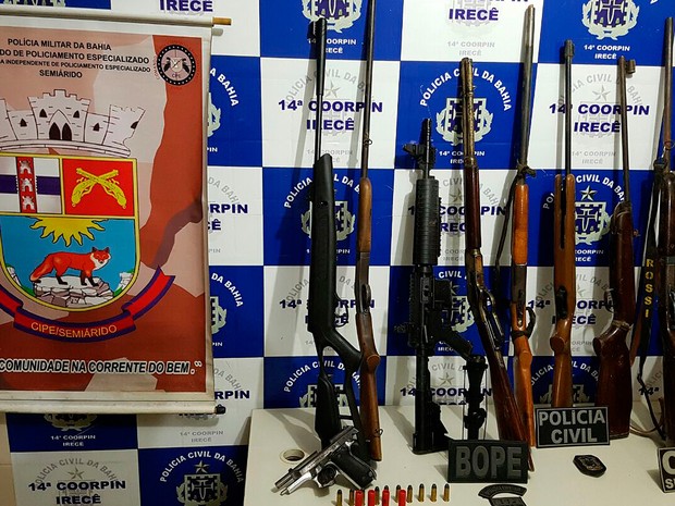 Armas apreendidas com suspeitos de ataque a banco em Irecê, na Bahia (Foto: SSP-BA / Divulgação)