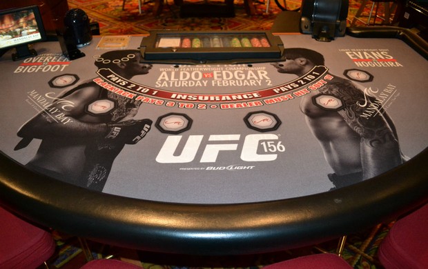Cartaz do UFC 156 na mesa de blackjack do Mandalay Bay (Foto: Adriano Albuquerque/SporTV.com)