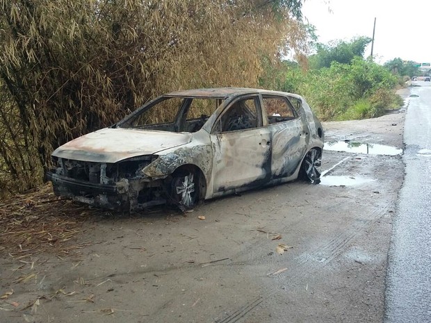 Carro foi queimado na entrada de Barreiros para impedir acesso da polícia (Foto: Danilo César/TV Globo)