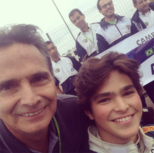 Pedro Piquet celebra título da Fórmula 3 Brasil com o pai Nelson Piquet (Foto: Reprodução)