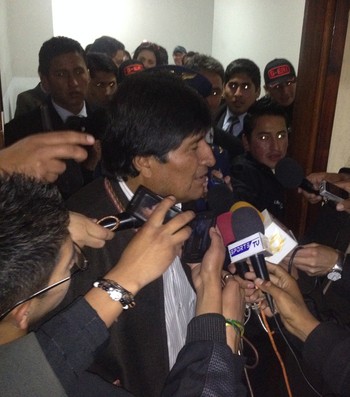 Presidente Evo Morales marcou presença no jogo entre Strongest e Atlético-PR (Foto: Monique Silva)