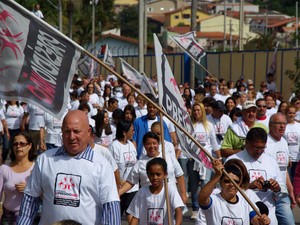 Protesto constra a instalação de presídio reúne moradores de Bom Jesus dos Perdões neste domingo (19). (Foto: Eduardo Marcondes/TV Vanguarda)