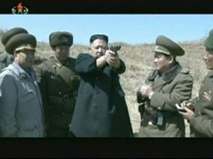 Kim Jong-un manuseia pistola durante treinamento do exército (Foto: KRT via Reuters)