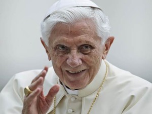 O papa Bento XVI dá sua bênção na audiência semanal desta quarta-feira (3) na Praça de São Pedro, no Vaticano (Foto: AP)