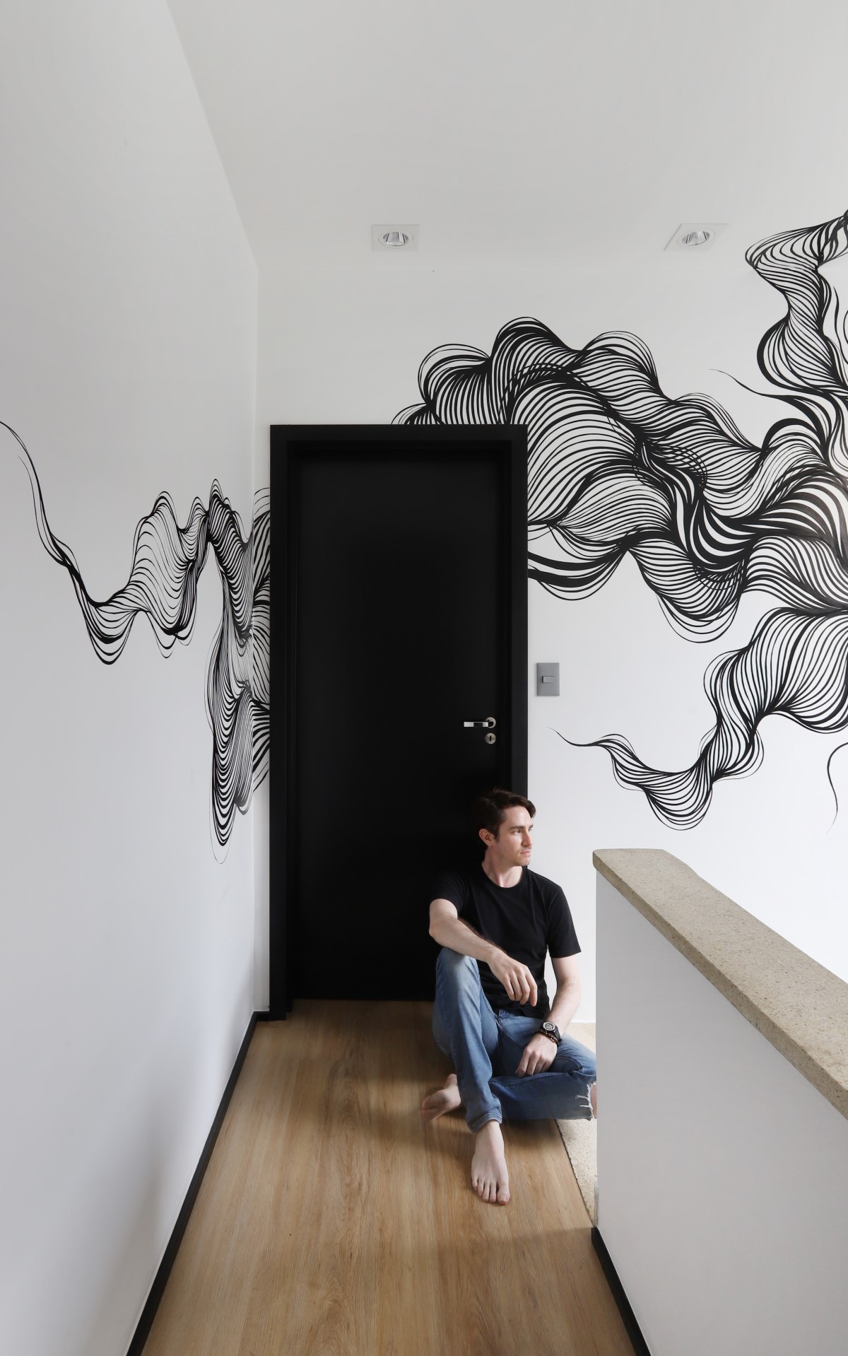 SEGUNDO ANDAR | No segundo andar, a parede recebeu um grafite do artista Giuliano Martinuzzo. A porta é da Pormade  (Foto: Divulgação / Mariana Orsi)