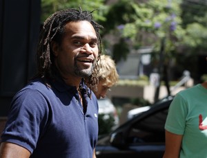 Christian Karembeu chega ao hotel em Porto Alegre (Foto: Diego Guichard/GLOBOESPORTE.COM)