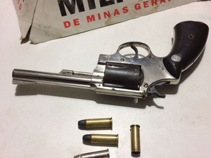 Arma apreendida crime João Pinheiro (Foto: Polícia Militar/Divulgação)