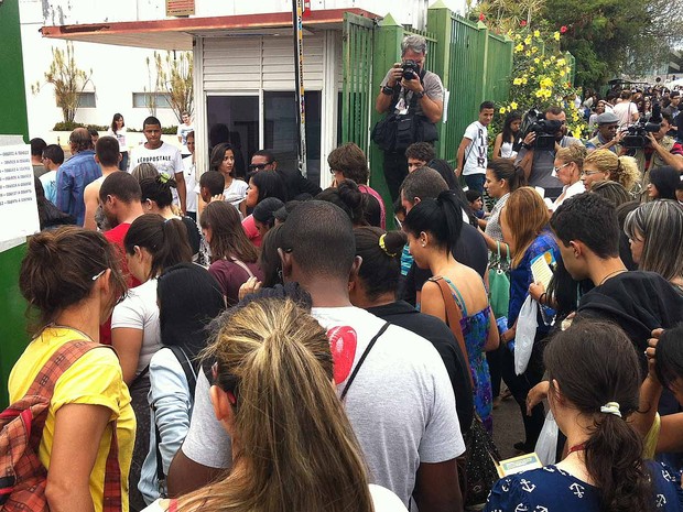 Candidatos do Enem no Distrito Federal entram em colégio na Asa Sul de Brasília ao meio-dia, quando portões foram abertos (Foto: Natalia Godoy/G1) Candidatos do Enem no Distrito Federal entram em colégio na Asa Sul de Brasília ao meio-dia, quando portões foram abertos (Foto: Natalia Godoy/G1)