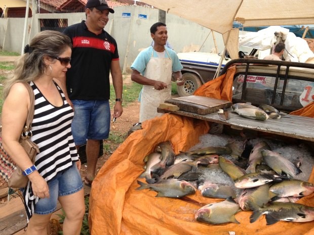A contadora Raquel de Oliveira vai a feira todo sábado para comprar peixe (Foto: Ivanete Damasceno/G1)