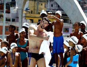 Phelps em visita na Rocinha (Foto: Reuters)