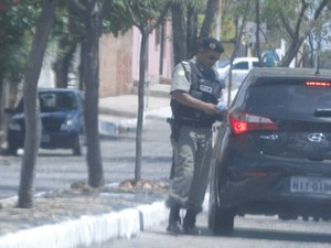 Policial militar foi flagrado mediando venda de gabarito  (Foto: Polícia Civil)